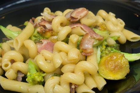 Pasta con bacon, higos y brócoli