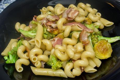 Pasta con bacon, higos y brócoli