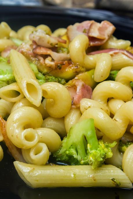 Pasta con bacon, higos y brócoli