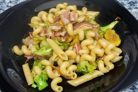 Pasta con bacon, higos y brócoli