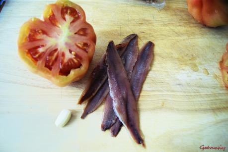 Ensalada de tomate y anchoas del cantábrico Ensalada de tomate y anchoas del cantábrico