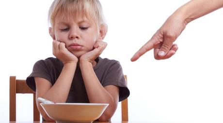 10 errores que cometen los padres al alimentar a los niños 10 errores que cometen los padres al alimentar a los niños