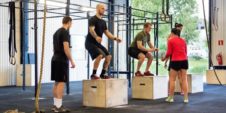 ¿Estancado en tus entrenos? ¿Descansas lo suficiente? Athletes Exercising At gym