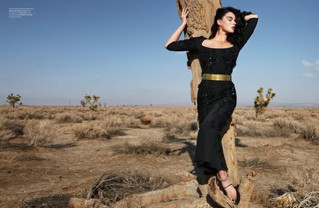 Crystal Renn es una emperatriz del desierto para Manifesto