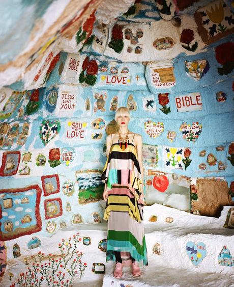 PAPER Magazine se llena de color en Salvation Mountain PAPER Magazine se llena de color en Salvation Mountain
