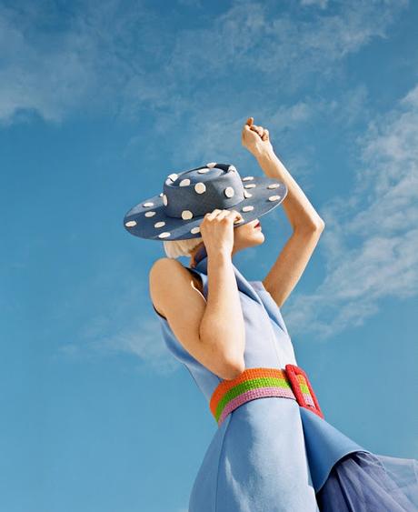 PAPER Magazine se llena de color en Salvation Mountain PAPER Magazine se llena de color en Salvation Mountain