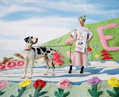 PAPER Magazine se llena de color en Salvation Mountain PAPER Magazine se llena de color en Salvation Mountain