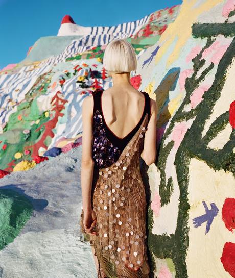 PAPER Magazine se llena de color en Salvation Mountain PAPER Magazine se llena de color en Salvation Mountain