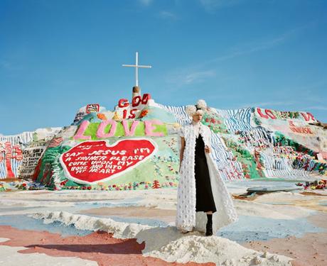 PAPER Magazine se llena de color en Salvation Mountain PAPER Magazine se llena de color en Salvation Mountain