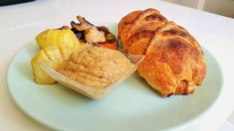 Rollo de filete vegetal Vegesan estilo Wellington con salsa de champiñones Rollo de filete vegetal Vegesan estilo Wellington con salsa de champiñones