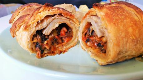 Rollo de filete vegetal Vegesan estilo Wellington con salsa de champiñones Rollo de filete vegetal Vegesan estilo Wellington con salsa de champiñones