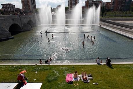 Fotos antiguas: Descanso a los pies de Cibeles