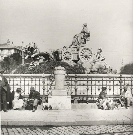 Fotos antiguas: Descanso a los pies de Cibeles