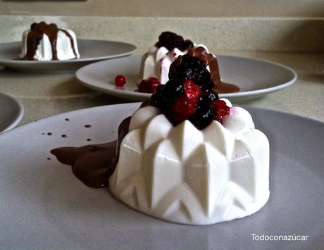 PANNA COTTA CON CHOCOLATE Y FRUTOS ROJOS