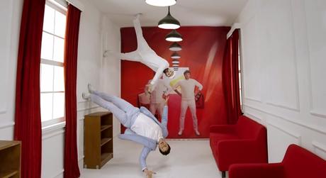 Un divertido anuncio de muebles lleno de efectos visuales gracias a OK Go