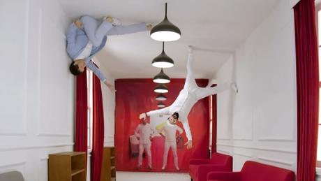 Un divertido anuncio de muebles lleno de efectos visuales gracias a OK Go