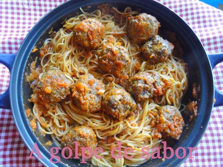 Espaguetis con albóndigas Espaguetis con albóndigas