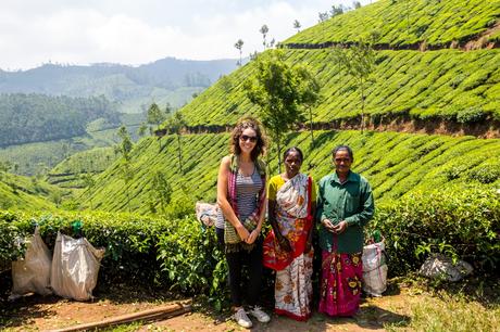 Carol con las trabajadoras del té en Munnar Carol con las trabajadoras del té en Munnar