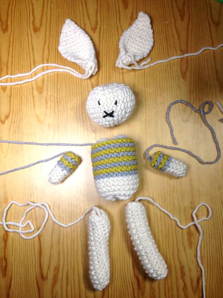 Teje un conejito de amigurumi en telar Piezas de punto tejidas en telar para conejito de amigurumi