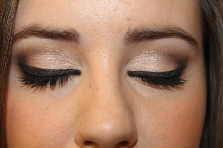 ¿CÓMO TRAZAR EL EYELINER PERFECTO? ¿CÓMO TRAZAR EL EYELINER PERFECTO?