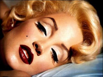 ¿CÓMO TRAZAR EL EYELINER PERFECTO? ¿CÓMO TRAZAR EL EYELINER PERFECTO?