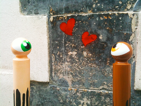 A todos los tontos nos da por algo y a éste le dio por pintar bolardos. le cyklop arte urbano diferente original