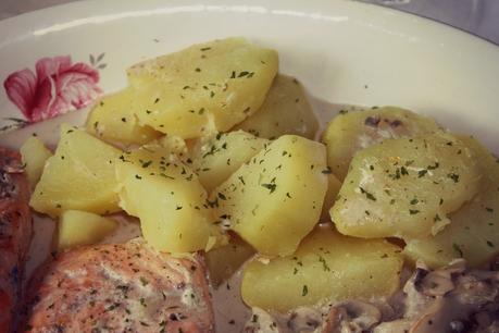 LENTEJAS CON VERDURAS & SALMON CON PATATAS EN SALSA DE CHAMPIÑONES LENTEJAS CON VERDURAS & SALMON CON PATATAS EN SALSA DE CHAMPIÑONES