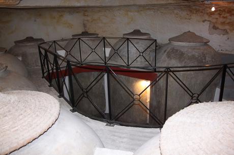 Tomelloso. Una vida dedicada al cultivo de la vid. Interior de una cueva. Tinajas de vino. Turismo Ocio e Idiomas Saber Sabor