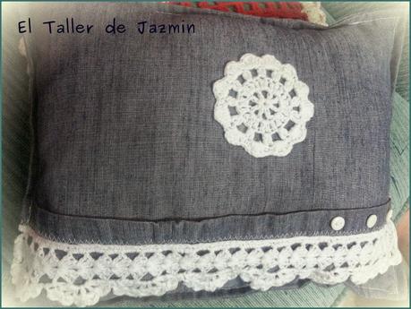 Almohadón en tela de jean  y crochet