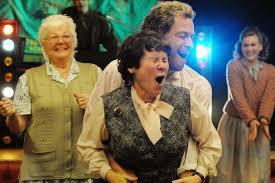 Crítica de “Pride” (2014) (por partida doble – versión corta) Manu Zapata_El cine (de estreno) fácil de leer_vivazapata.net_PRIDE el baile de Dominic West