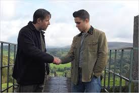 Crítica de “Pride” (2014) (por partida doble – versión corta) Manu Zapata_El cine (de estreno) fácil de leer_vivazapata.net_PRIDE two hands