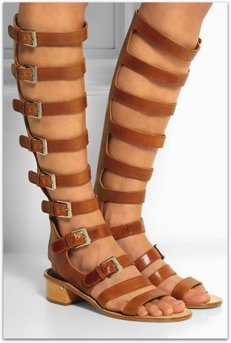 Sandalias romanas hasta la rodilla, ¿sí o no para las mujeres de más de 50 años? Sandalias romanas hasta la rodilla, ¿sí o no para las mujeres de más de 50 años?