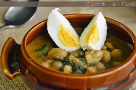 Potaje de cuaresma con garbanzos, bacalao y espinacas