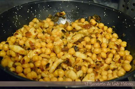 Potaje de cuaresma con garbanzos, bacalao y espinacas