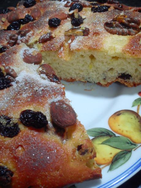 Coca de pasas y nueces, pansses i annous - Reganya - Coc (Traditional sponge cake with dried grapes, walnuts and almonds)