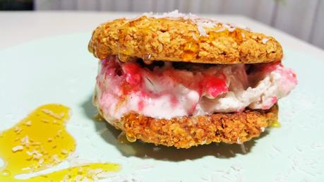 Sándwiches de helado vegano de coco y fresa Sándwiches de helado vegano de coco y fresa