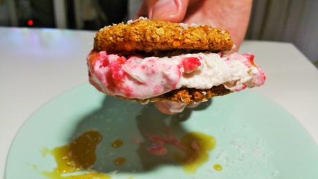 Sándwiches de helado vegano de coco y fresa Sándwiches de helado vegano de coco y fresa
