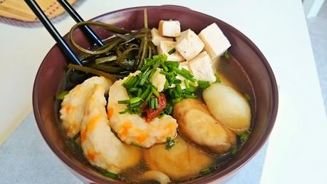 Sopa de miso con gambas veganas, algas kelp y fideos udon