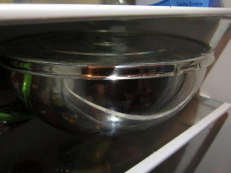 Magdalenas de cebolla y queso de cabra (#elasaltablogs) Tapamos el bol con esta mezcla con un paño y la dejamos reposar en la nevera durante al menos 1 hora, para que vaya cogiendo cuerpo. Se puede dejar incluso hasta el día siguiente.