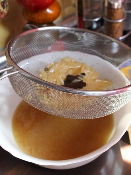 Corona de arroz, pollo y frutos secos مقلوبة الرز والدجاج Corona de arroz, pollo y frutos secos مقلوبة الرز والدجاج