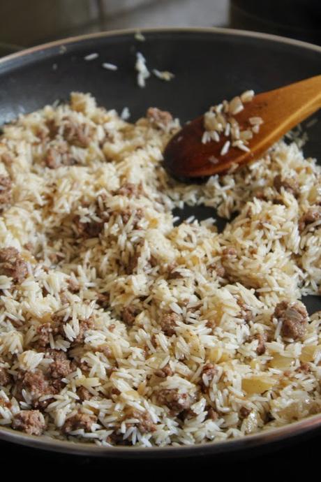 Corona de arroz, pollo y frutos secos مقلوبة الرز والدجاج Corona de arroz, pollo y frutos secos مقلوبة الرز والدجاج