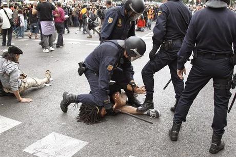 Elecciones y procesiones andaluzas, el Camp Nou, ley “mordaza”, la tragedia aérea de Los Alpes y alguno de los lugares más abandonados del mundo.