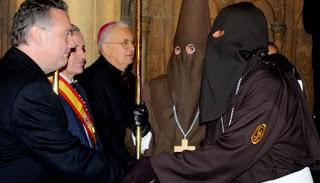 Los indultos a presos por S. Santa son improcedentes en un estado aconfesional. Los indultos a presos por S. Santa son improcedentes en un estado aconfesional.