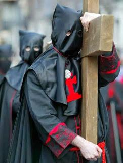 Los indultos a presos por S. Santa son improcedentes en un estado aconfesional. Los indultos a presos por S. Santa son improcedentes en un estado aconfesional.