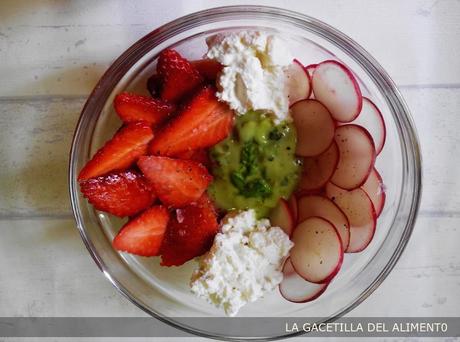 Ensalada de rábano, fresa y requesón con aliño de aguacate