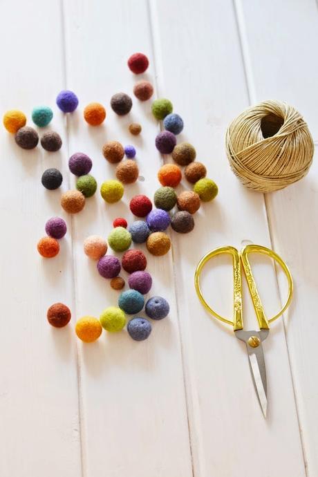 DIY: Guirnalda de bolas de fieltro de colores DIY: Guirnalda de bolas de fieltro de colores
