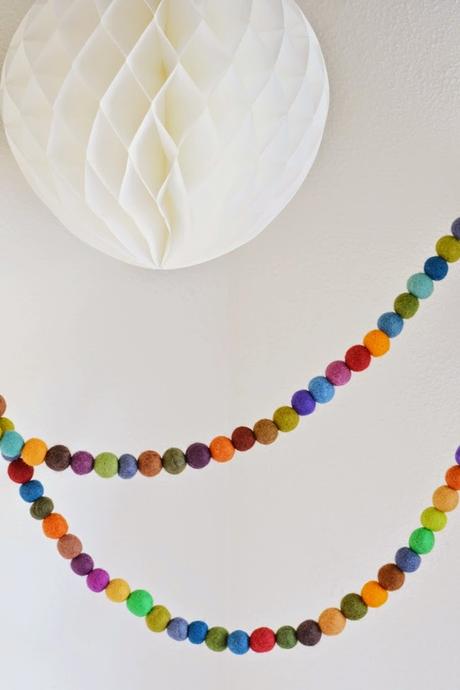 DIY: Guirnalda de bolas de fieltro de colores DIY: Guirnalda de bolas de fieltro de colores