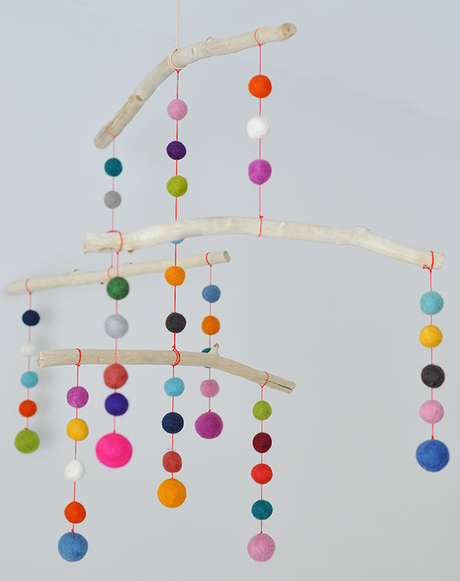 DIY: Guirnalda de bolas de fieltro de colores DIY: Guirnalda de bolas de fieltro de colores