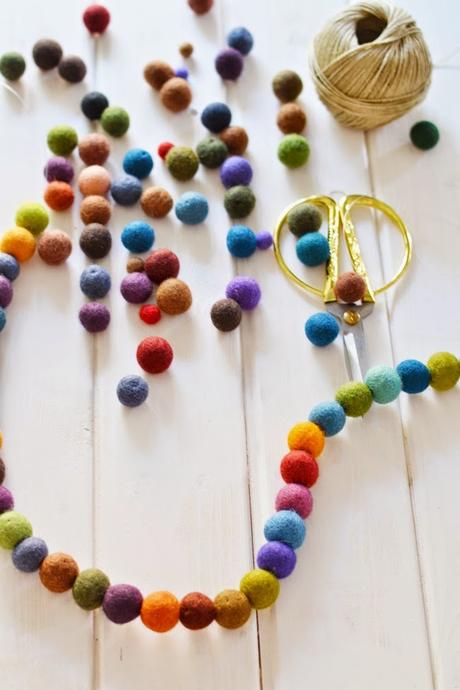 DIY: Guirnalda de bolas de fieltro de colores DIY: Guirnalda de bolas de fieltro de colores