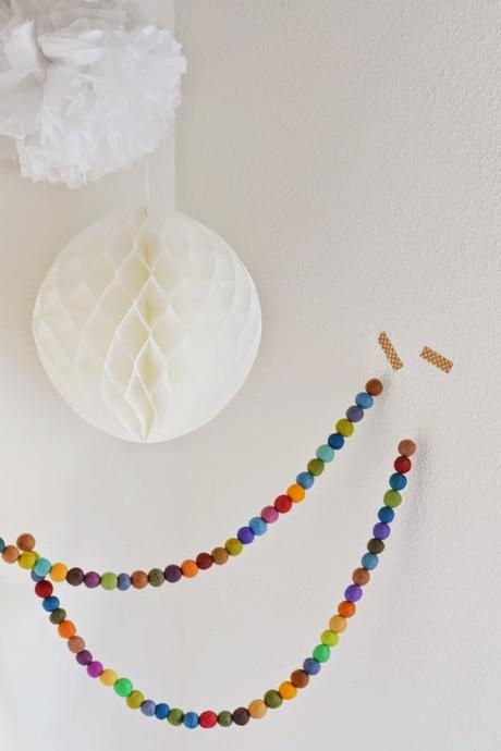 DIY: Guirnalda de bolas de fieltro de colores DIY: Guirnalda de bolas de fieltro de colores